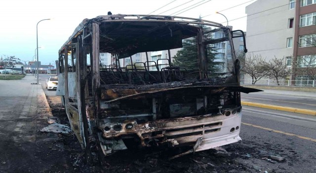 İşçi taşıyan seyir halindeki minibüs alev alev yandı
