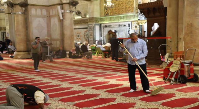 İsrail güçlerinin saldırıları sonrası Mescid-i Aksada temizlik yapıldı