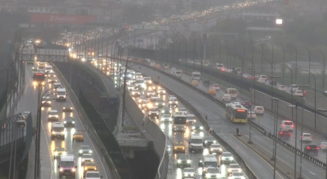 İstanbul güne yağmurla uyandı, trafik yüzde 51e ulaştı