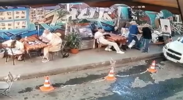 İstanbulda dehşet anları kamerada: Babasına yumruk atan Ukraynalı turisti defalarca bıçakladı