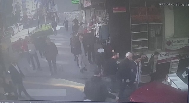 İstanbulda dehşet anları kamerada: Fren yerine gaza basınca iki gence çarptı