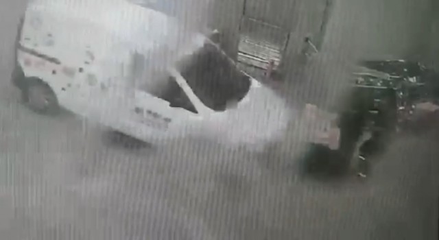 İstanbulda feci kazalar kamerada: Çöp konteynırı hayatını kurtardı