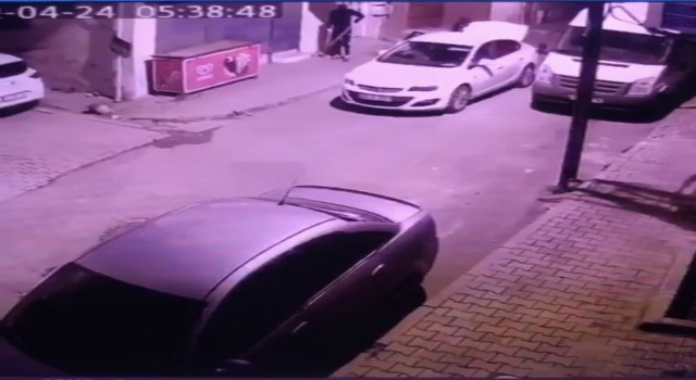 İstanbulda hırsızların şoke olduğu soygun girişimi kamerada: Balkondan süpürge fırlattı