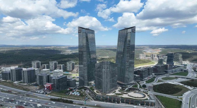 İstanbulda işçilerin zorlu gökdelen mesaisi