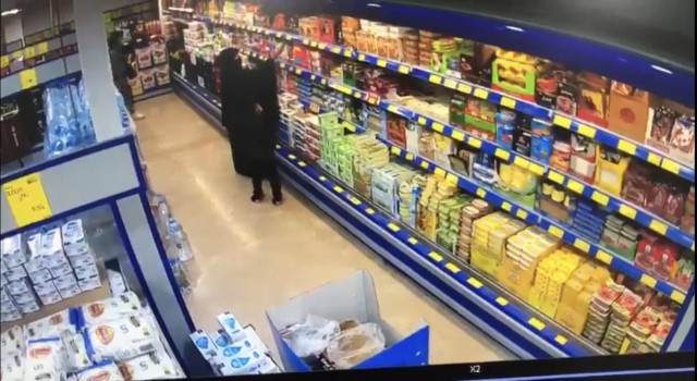 İstanbulda marketten hırsızlık yapan kadın kamerada: Bazılarını çaldı, bazılarını da ödedi