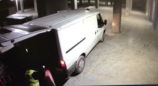 İstanbulda şantiye soygunu kamerada: İnşaat alanından 200 bin liralık kablo çaldılar