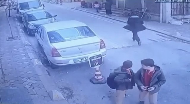 İstanbulda sokak ortasında sopalı dehşet: Çocuklarının gözü önünde öldüresiye dövüp bayılttı