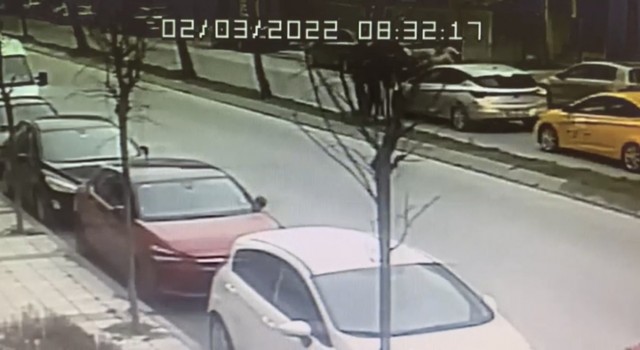 İstanbulda trafikte korku dolu anlar: Çocuklu kadına aracın önünü kesip dehşeti yaşattı