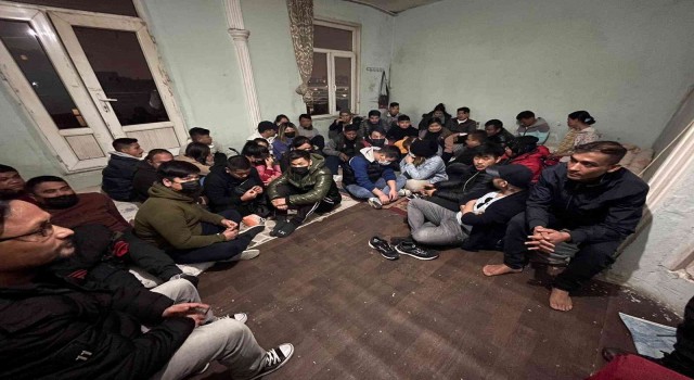 İstanbulda umuda yolculuk başlamadan bitti: Polis 37 göçmeni evde bavullarıyla yakaladı
