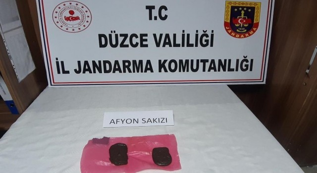 İstanbuldan Düzceye taksiyle uyuşturucu madde getiren şüpheli yakalandı