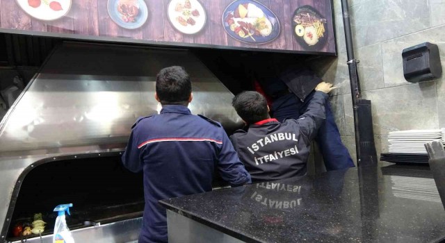İstiklal Caddesinde bir restoranın bacasına kedi girdi