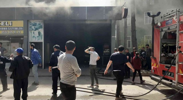İşyerinde çıkan yangın paniğe neden oldu
