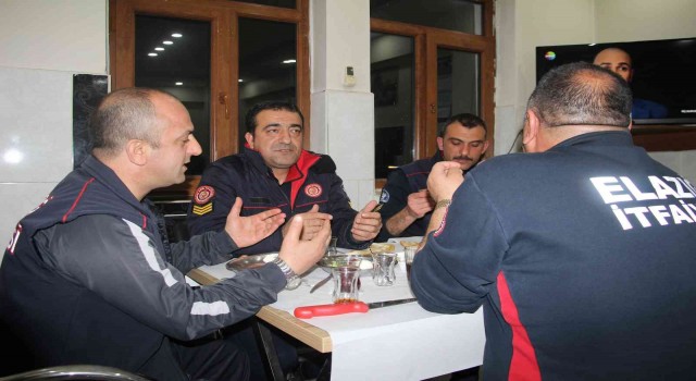 İtfaiyeciler ilk sahuru görev başında yaptı