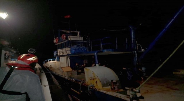 İzmir açıklarında 168 düzensiz göçmen ile 2 organizatör yakalandı