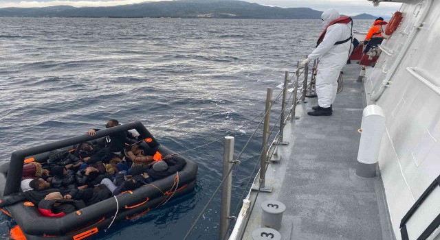 İzmir açıklarında 48 düzensiz göçmen yakalandı