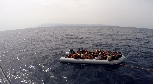 İzmir açıklarında 59 göçmen kurtarılırken, 64 göçmen de yakalandı