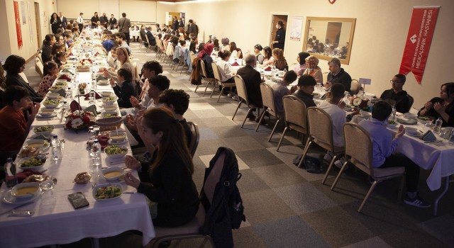 İzmir protokolü Sevgi Evlerindeki çocuklarla iftarda buluştu