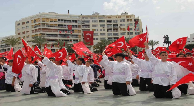 İzmirde 23 Nisan coşkuyla kutlandı