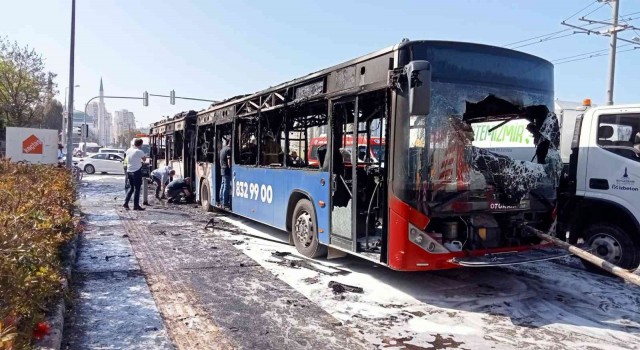 İzmirde belediye otobüsü alevlere teslim oldu