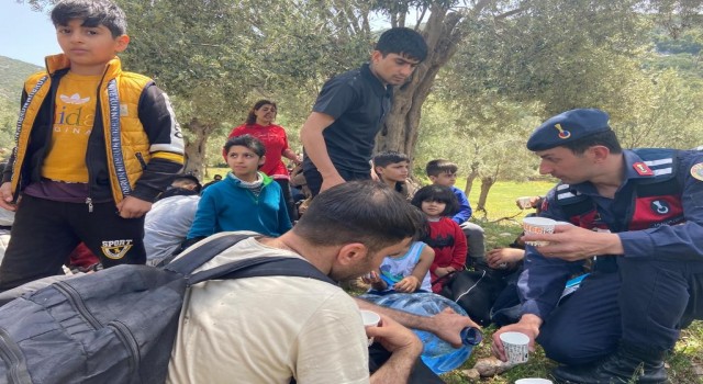 İzmirde boş arazide 94 Afgan göçmen kurtarıldı