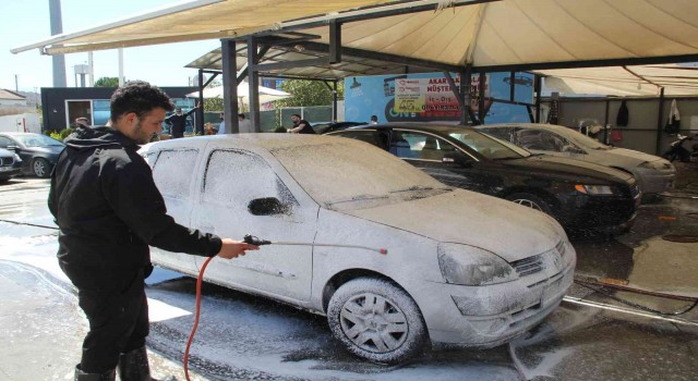 İzmirde çamur yağdı; oto yıkamacılarda yoğunluk yaşandı