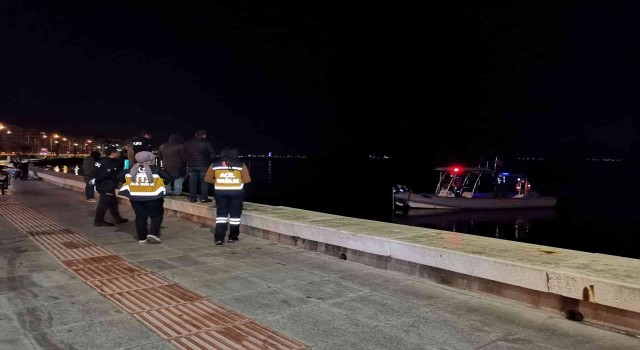İzmirde denizde erkek cesedi bulundu