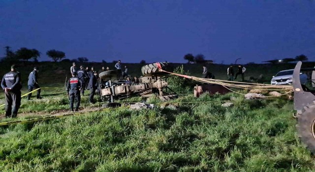 İzmirde devrilen traktörün altında kalan karı-koca hayatını kaybetti