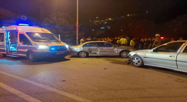 İzmirde iki otomobil çarpıştı: 2si çocuk 6 yaralı