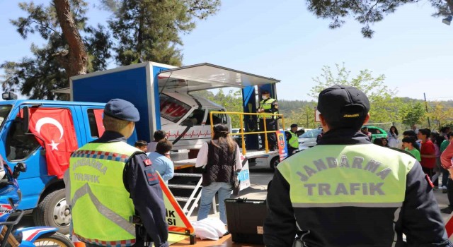 İzmirde jandarma ekiplerinden öğrencilere trafik eğitim semineri