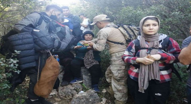 İzmirde jandarmadan göçmen operasyonu: 12 insan kaçakçısı yakalandı