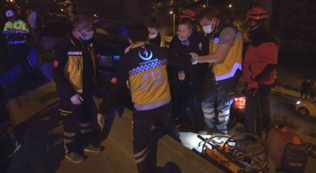 İzmirde sıkıştırılan araç ağaca çarptı: 2 yaralı