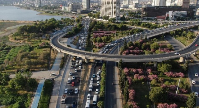 İzmirde trafiğe kayıtlı araç sayısı arttı