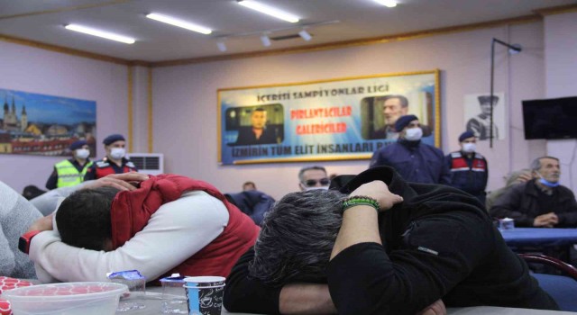İzmir'in Kolpaçino kumarhanesine baskın...Jandarmayı gören masanın altına gizlendi