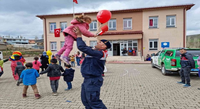 Jandarma ekipleri 23 Nisanda çocukları sevindirdi