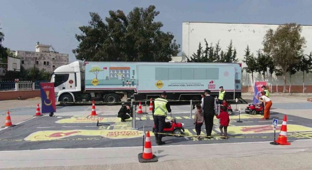 Jandarma mobil trafik eğitim tırı Mersinde