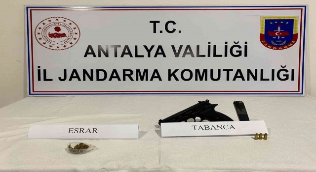 Jandarma tehdit olayı için gittiği evde uyuşturucu ve silah buldu