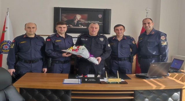 Jandarmadan emniyet teşkilatına çiçekli jest
