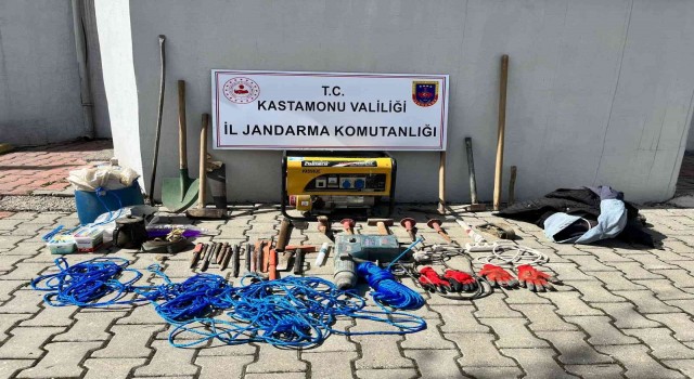 Kaçak define avcılarına suçüstü baskın: 3 gözaltı