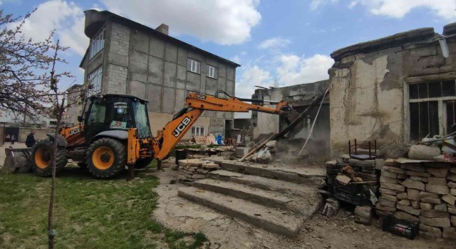 Kaçak göçmenlerin barındığı metruk evler yıkıldı