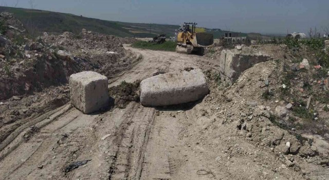 Kaçak hafriyat dökümü denetiminde karşılaşılan plakasız kepçe otoparka çekildi