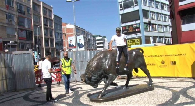 Kadıköyde, bakıma alınan Boğa Heykelinin üzerine çıkıp fotoğraf çektirdi