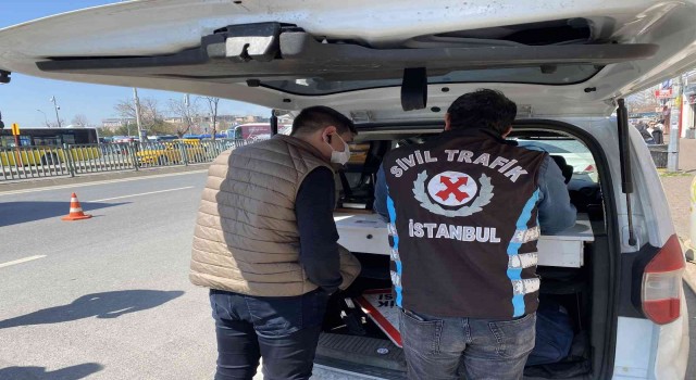 Kadıköyde çalışma belgesi olmayan taksiciyi polis affetmedi