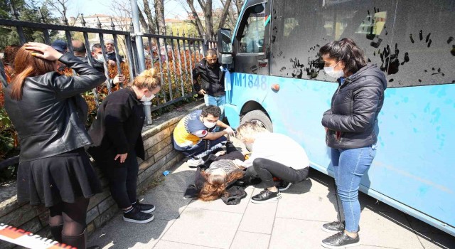 Kadıköyde feci kaza: Kaldırıma çıkan minibüs iki işçiyi ezdi