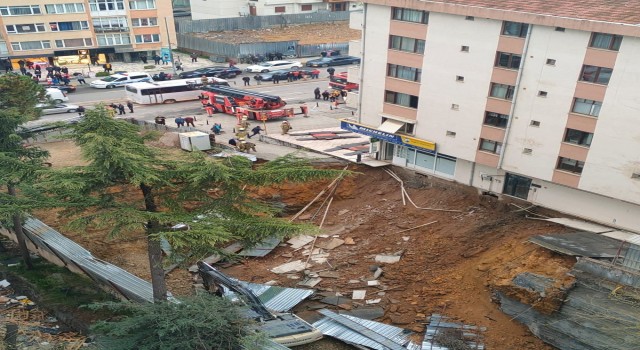 Kadıköyde inşaatta istinat duvarının çökmesiyle göçük oluştu