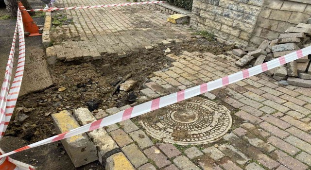 Kadıköyde İSKİye ait boru patladı, fışkıran su metrelerce yükseldi