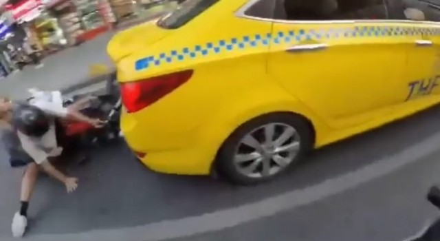 Kadıköyde motosiklet sürücüsü taksiye çarptı