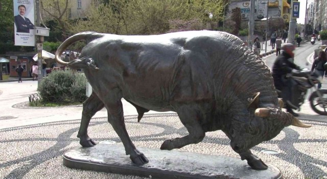 Kadıköyün sembolü Boğa Heykeli tahrip edildi