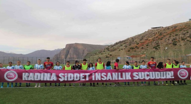 Kadın futbolculardan “şiddete hayır”