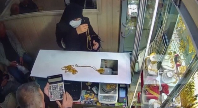 Kadın hırsız, çaldığı kolyenin ağırlığını beğenmeyince 80 bin lira değerinde daha ağırını çaldı