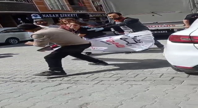 Kadın kavga ettiği manava uzun bir sopayla saldırdı: O anlar kamerada